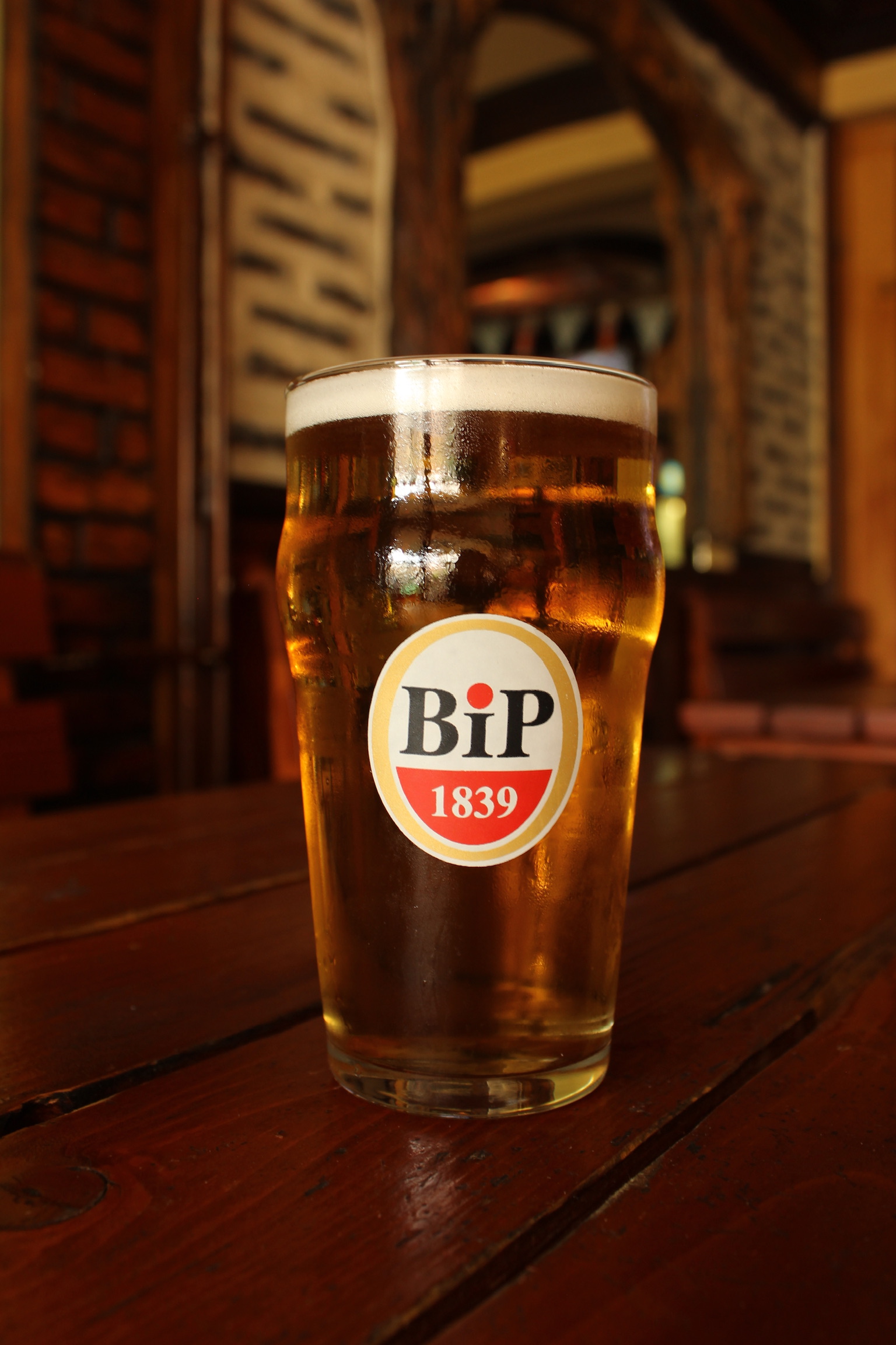 Točeno Bip pivo na drvenom stolu