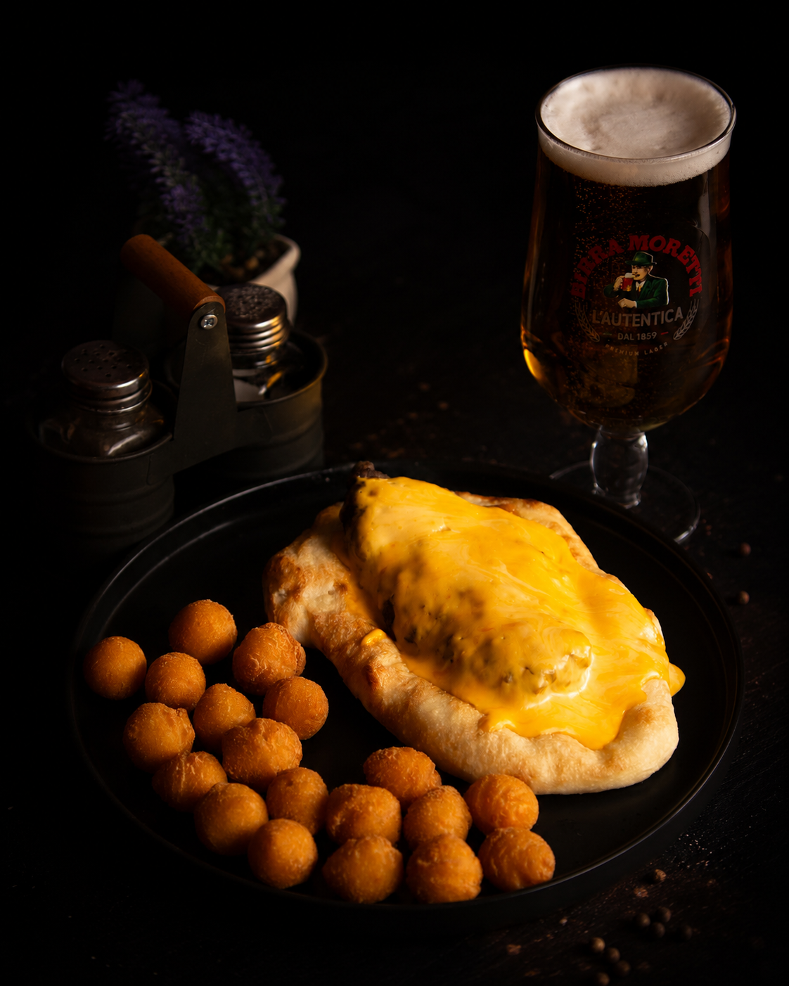 Lepinja sa kačkavaljem, sirni kroketi i točeno pivo